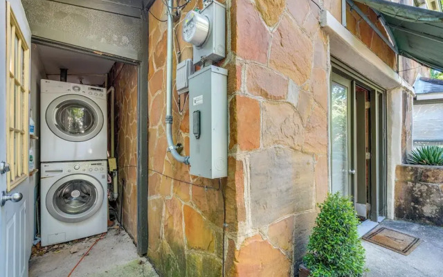 4 Mi to Dtwn: Pet-friendly Austin Studio