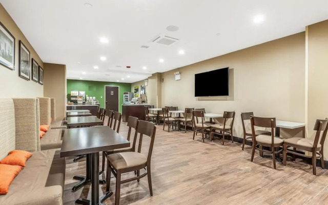 Van Wyck Hotel & Suites Near JFK Airport