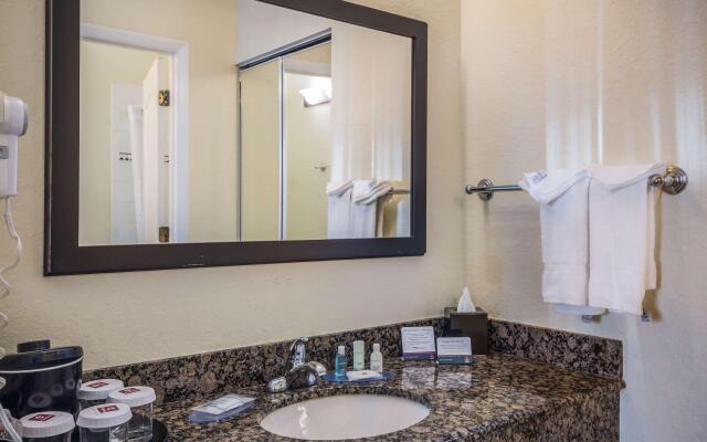 Clarion Inn & Suites Central Clearwater Beach