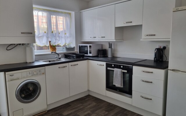 Charming 3-bed House in Leigh Siddow Common