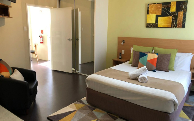 Ciloms Airport Lodge – Guest Rooms – Melbourne