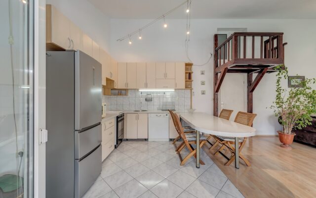 Spacious Apartment w Three Balconies and Parking