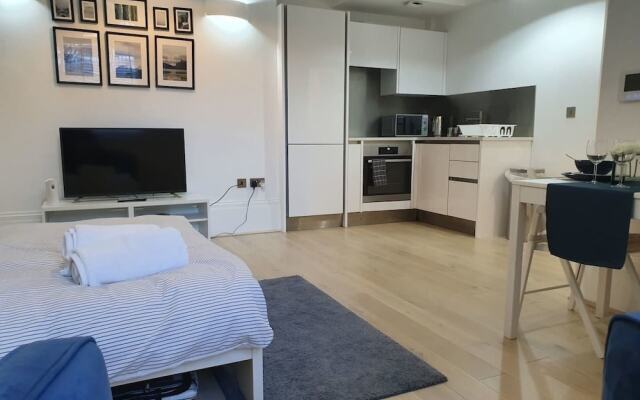 Lux Kings RD City Centre Studio Apartment Reading