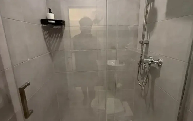 Chic 1BR Apt Steps from Schönbrunn