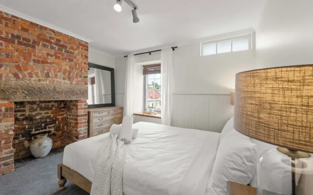 Stylish 3 Bedroom Townhouse - Hobart CBD