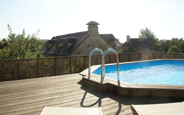 Spacious Holiday Home in Alvignac with Swimming Pool