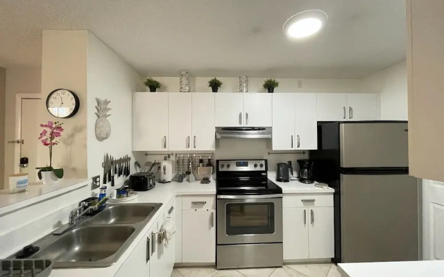 Exclusive Condo 10 Min to the Beach