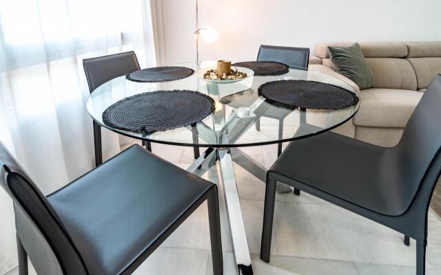 PR20 - Beach front flat Puerto Banus