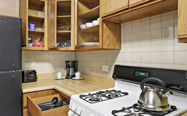 Contemporary Cragin 1BR Apt in Lockwood