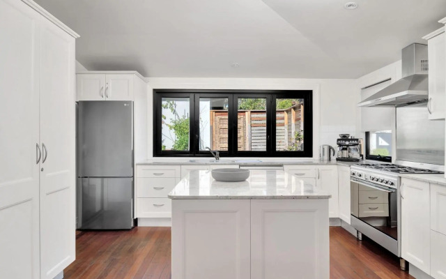 Elouera at Greenfields Beach 4pm Check Out Sundays