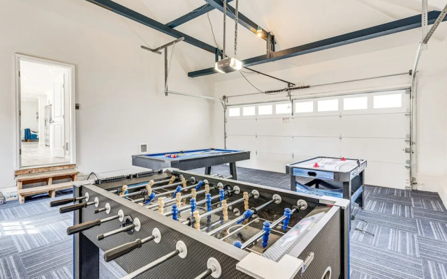 Chic Coolbaugh Township Getaway w/ Hot Tub!