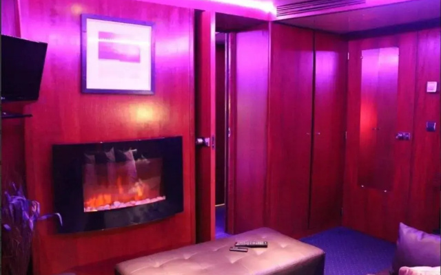 VIP Paris Yacht Hotel