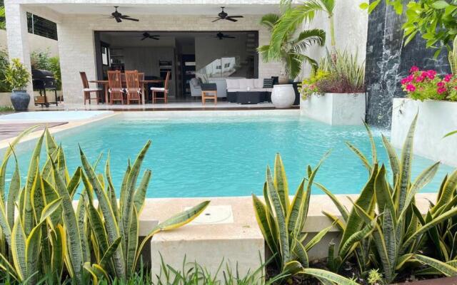 Luxury House Tomanoa - 10pers - 4rooms - Pool - HotJacuzzi - Speed Wifi -waterfall