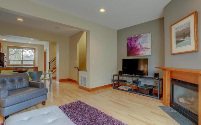 Spacious B2 Townhome with Fireplace and BBQ on the Deck by RedAwning