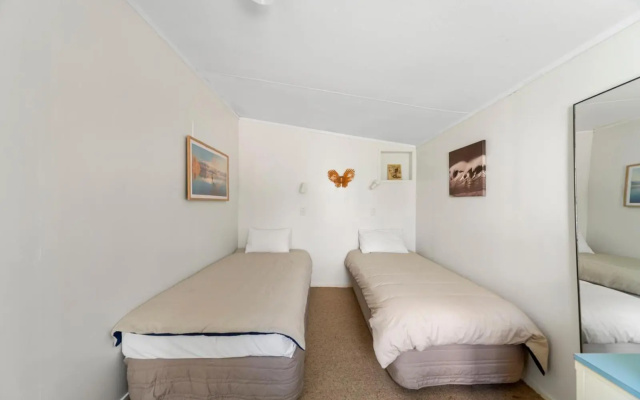 Lakeside Vistas Magic - Rainbow Point Holiday Home on the Waterfront – Guest Rooms – Taupo