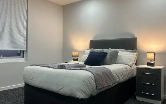 Private Luxury Apartment - Free Parking & Wi-fi