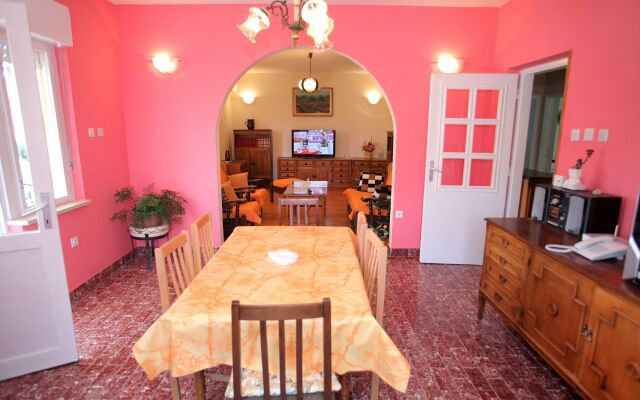 Apartment Laura - 20m from the sea A4 Trogir, Riviera Trogir