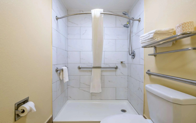 Motel 6 Forsyth, GA – Tift College