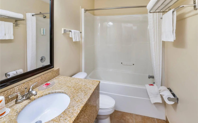 Econo Lodge Inn & Suites