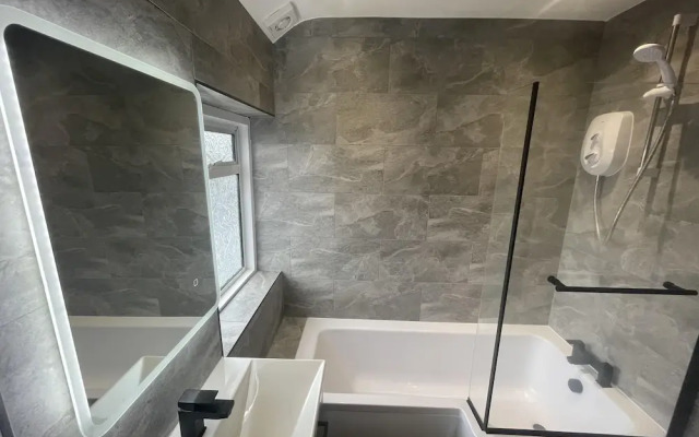Cosy Heathrow Apartment With 2 Bedrooms