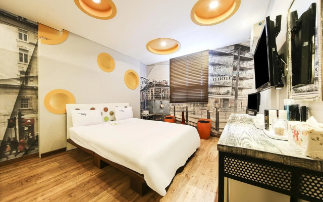 Q Hotel