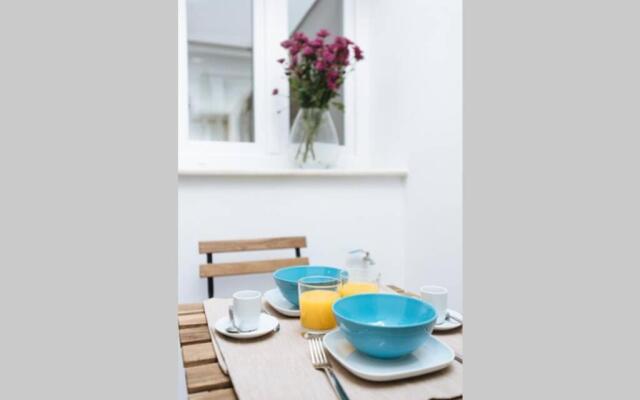 Hostly Sol 2bdr flat with patio in Seville center