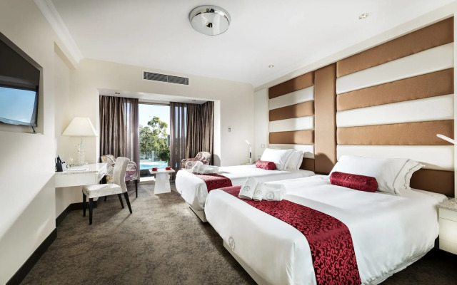 Swan River Hotel