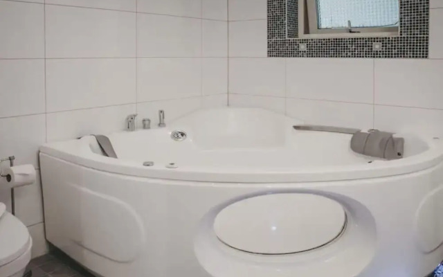 Nice Room With Free Breakfast, Spa Bath