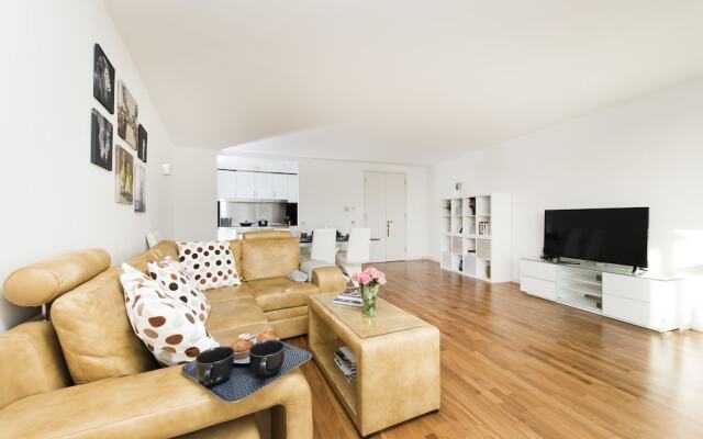 Modern 2BR Flat with Thames River View