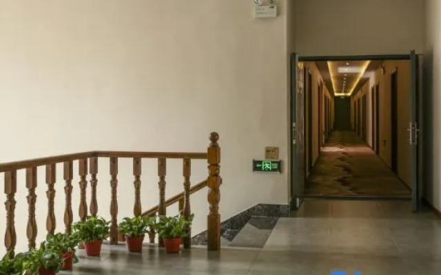 Xinyue Hotel (Mudanjianghuochebeizhanxinhualudian)