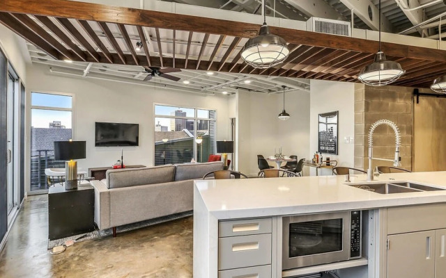 Penthouse 2br/2ba in Warehouse Dist. by Domio