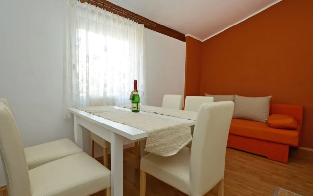 Apartment for up to 5 Persons Near Porec With Shared Pool - Apartment in Porec - Photo 2