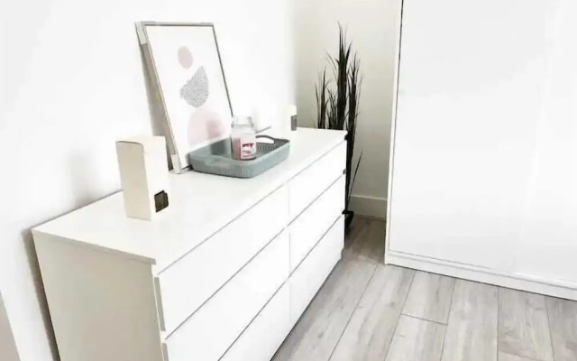 Modern Room in Centrally Located- Room 4