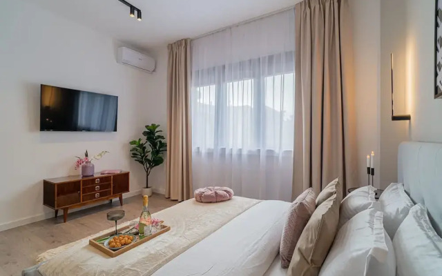 Vibrant & Spacious 3BR Condos on Amzei Square