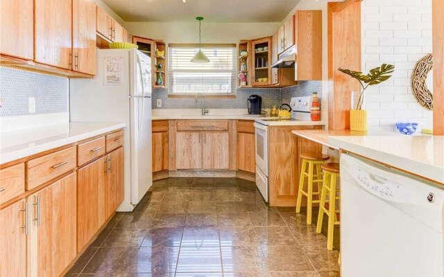 Sunshine House - Three Bedroom Home