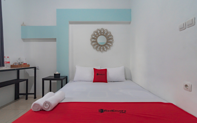 RedDoorz @ Jalan Otista Karawang