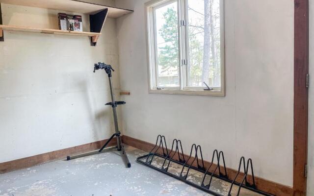 Charming Getaway near Tweety Bird Trail Backyard