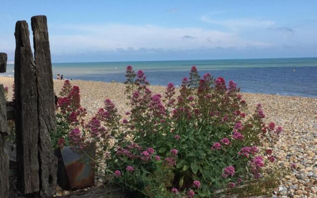 Beautiful Beach House with 4 Bedrooms and Hot-Tub