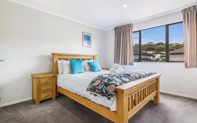 Comfy 4BR Home w/ Mt. Wellington View Zodiak Stays