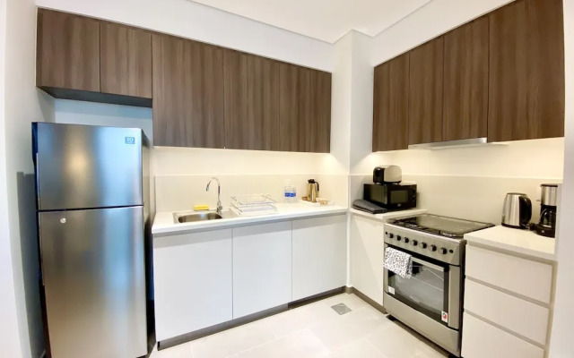 Marco Polo - Lofty Apt with Balcony Near Dubai Hills Mall
