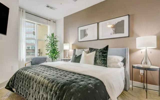 Elegant Apartment in the Avalon