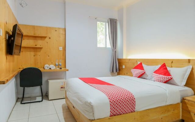 OYO 1317 Pinnus Residence Syariah