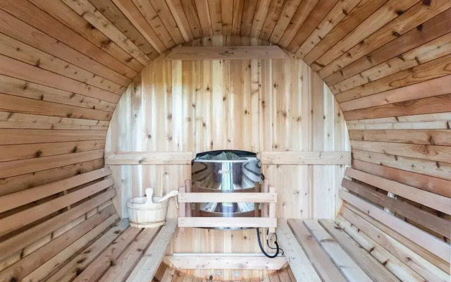 Sol Coastal Retreat - Outdoor Spa and Sauna