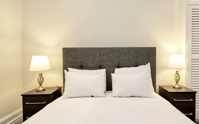 Historic Whitehall Flat in SW1 by Underthedoormat