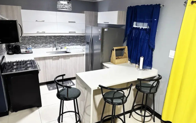 Cozy Crib 5mins from the airport