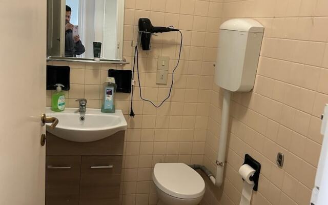 Venice Night Tripla Room Shared Toiletd6