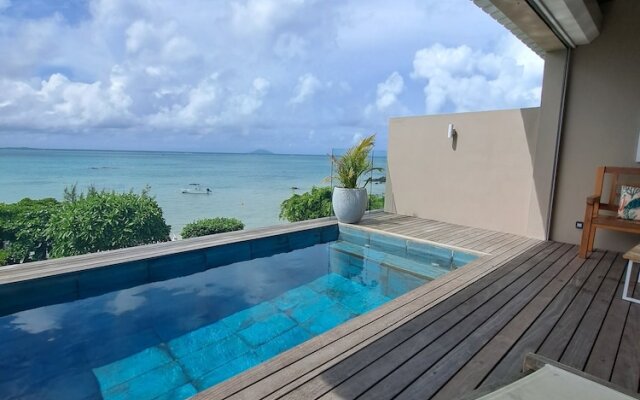 Luxury beachfront villa with private pool and cozy Pavillon with private jacuzzi on rooftop terrace