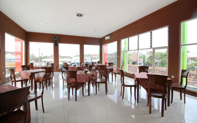 RedDoorz Plus @ Timoho