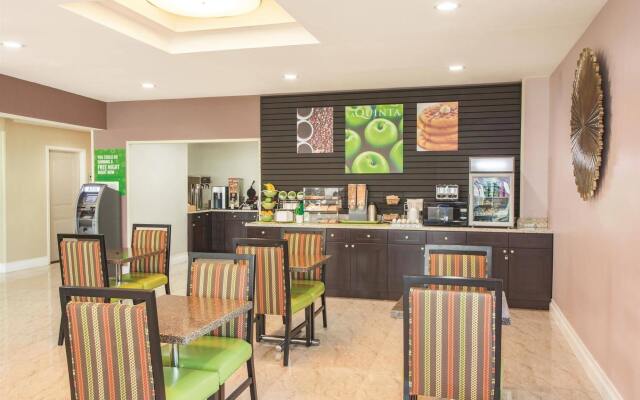 La Quinta Inn & Suites Far Rockaway - JFK Airport