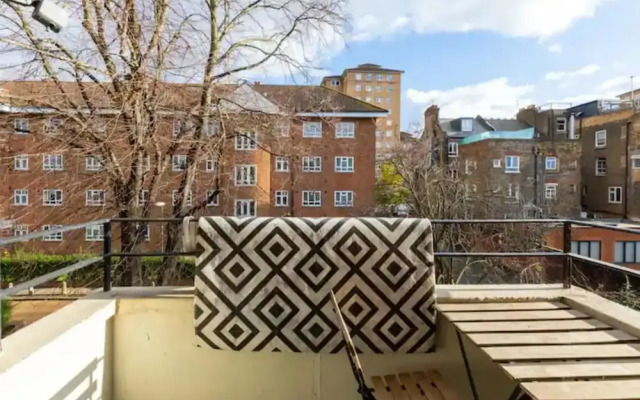 Cosy 4BD Flat W/private Balcony - Nine Elms!